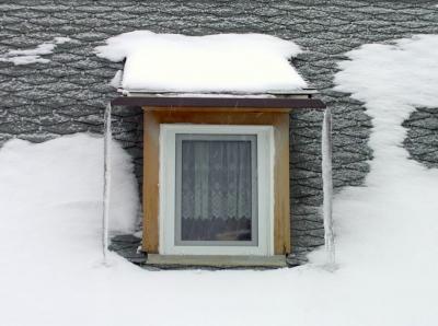 Fenster mit Eiszapfen am Pi-Tag