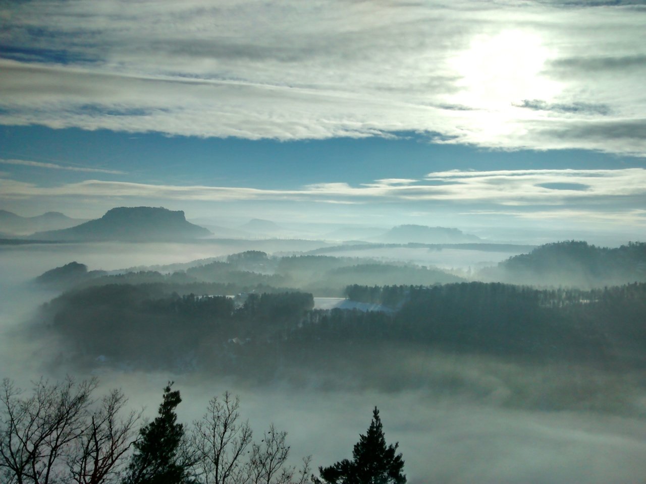 Blick von der Bastei ins Elbtal mit Königstein, Lilienstein, Nebel,… / Looking down from Bastei towards foggy Elbtal, Königstein, Lilienstein,…